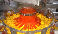 Kant En Klare Gele Perzik Inblikkende Productielijn Omvat Belangrijke Zuivelverwerkingsmachines Voor Verse Fruit Ingeblikte Producten