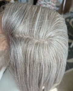 Venta al por mayor sal y pimienta color 100% virgen europeo cutícula alineada pelo seda superior encaje frente pelucas para mujeres mayores HD invisible - Product Image 2