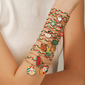 เครื่องประดับแฟชั่น สร้อยข้อมือเสน่ห์คริสต์มาส สีแดง สีเขียว ทอมือ ชุดของขวัญสำหรับทุกเพศ - Product Image 3