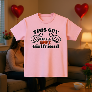 Maglietta con stampa 'This Guy Has A Hot Girlfriend', regalo divertente per anniversario, per fidanzato, San Valentino - Product Image 3
