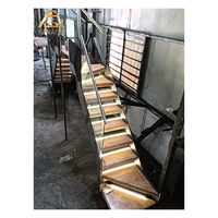Escalier robuste à double poutre en acier profilé, marches en bois massif, surface antidérapante