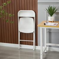 Fournisseurs de tables et de chaises d'extérieur, chaise pliante en HDPE économique - Utilisation moderne pour le salon et les fêtes