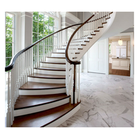 Escalier courbé avec marches en érable, poutre intérieure en métal, design gain de place, escalier d'entrée d'appartement