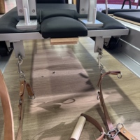 Équipement professionnel de Pilates Reformer classique pour studios, gymnases, hôtels, centres de villégiature, entraînements à domicile et programmes de physiothérapie