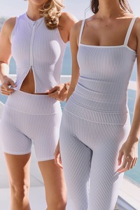 Conjunto de Yoga de Dos Piezas a Rayas de Secado Rápido, Pantalones Cortos de Cintura Alta, Top con Tirantes Finos, Cuello Cuadrado, Ropa Deportiva Elástica en Cuatro Direcciones - Product Image 1