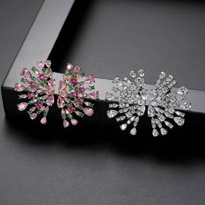 Boucles d'oreilles romantiques pour femmes, tendance européenne et américaine, en forme de paon rouge coloré, en cuivre incrusté de zircon, forme de fleur, plaqué or - Product Image 4