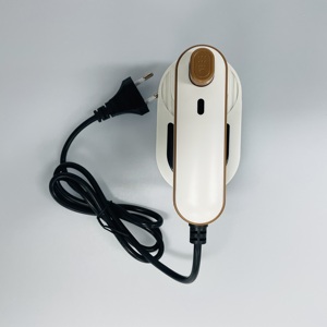 Appareil portatif facile à utiliser pour un traitement rapide à la vapeur des robes, chemises et articles en tissus délicats - Product Image 6