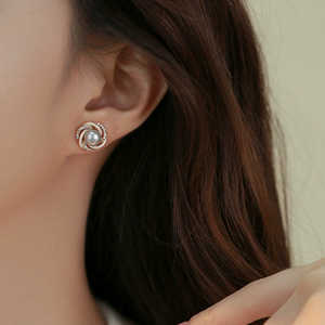 WENCHI Pendientes de perlas naturales 1614 para mujer, diseño de flor envuelta en circonita - Product Image 4