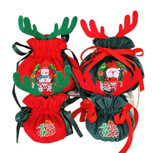 Sac à cordon en velours de renne de Noël, pochette cadeau de luxe en velours de soie pour l'emballage de Noël, sac à bonbons pour la veille de Noël - Product Image 1
