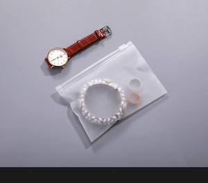 Bolsa con Cierre Transparente Esmerilada Ecológica de CPE/EVA para Empaque de Ropa, Calcetines, Zapatos y Pieles - Product Image 2