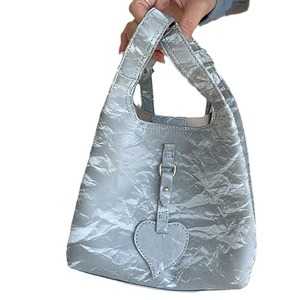 กระเป๋าถือทรงหัวใจสำหรับผู้หญิง สีเทา ตัวล็อคแม่เหล็ก เหมาะกับชุดลำลอง วันวาเลนไทน์ กระเป๋าสะพายข้างสุดเก๋ - Product Image 5