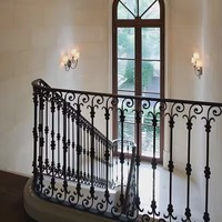 Maßgefertigte Moderne Handgeschmiedete Schmiedeeisen Rostfreie Bodenmontierte Villa-Balkon-Treppengeländer mit Glas für Apartments