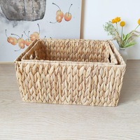 Panier de rangement rectangulaire moderne Pailles en jacinthe d'eau Panier de présentation de collations d'angle en couches tissées Panier de rangement pour articles divers