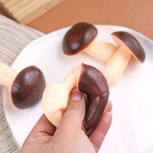 Nouveau jouet anti-stress créatif 2025 en forme de champignon végétal, jouet de décompression souple et compressible en TPR sur le thème alimentaire - Product Image 1