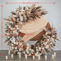 Arche florale ronde rétro en herbe de la pampa, drapée de tissu, pour toile de fond de mariage, décoration d'événements bohèmes