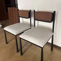 Chaise confortable avec dossier rembourré et pieds en métal robustes pour la cuisine, la salle à manger et les moments de détente