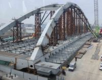 Construction de pont en treillis d'acier pour piétons de conception moderne durable Structures métalliques pour immeubles de bureaux Maisons Parcs Écoles