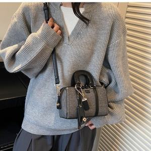 Bolso Boston de mano con patchwork de moda, nuevo estilo 2026, textura de mezclilla azul claro, versátil, de nicho, sencillo, con cremallera de un solo hombro - Product Image 3