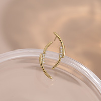 Boucles d'oreilles clous en acier inoxydable plaqué or 18 carats avec zircon cubique pour femme, bande incurvée, style minimaliste, délicates, cadeau de fête, vente en gros, OEM