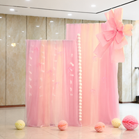 Rideau en gaze rose romantique pour toile de fond de mariage avec grande chaîne de perles florales, draperies en tulle transparent pour décoration de mariage