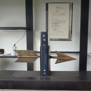 Serre-livres modernes en fonte en forme de flèche, peints, durables, en métal lourd, pour la décoration intérieure, nombreux styles disponibles - Product Image 2