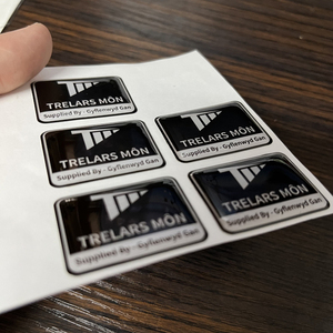 Chìa Khóa Biểu Tượng Xe Hơi 3D Tùy Chỉnh Nhãn Dán Bằng Nhựa Epoxy Hình Vòm Chắc Chắn 3M - Product Image 1