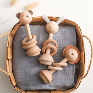 Jouet de dentition Montessori parfait pour nouveau-né, fait main en bois biologique, hochet pour bébé - Product Image 3