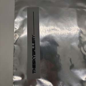 Bolsa de Envío Plateada Brillante con Logotipo Personalizado para Ropa, Bolsa de Correo Metálica en Tamaños S, M, L para Sudaderas, Bolsa de Polietileno de Aluminio - Product Image 2