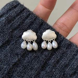 Boucles d'oreilles pendantes en argent pur S925 Yunyan Chengyu pour femmes, perle d'eau douce naturelle, petites gouttes de pluie en forme de nuage, artisanat brossé - Product Image 2