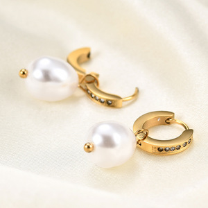 ต่างหูมุกห่วงชุบทอง18K จี้มุกเทียมสวมใส่ทุกวันสีทองทำจากเหล็ก - Product Image 4