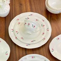 Service de table en céramique à motifs floraux vintage avec bord festonné, comprenant une assiette ovale, des bols, des tasses et des soucoupes pour la maison