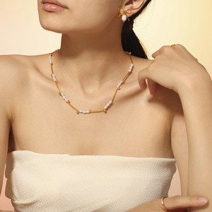 Collar de Acero Inoxidable Chapado en Oro de 18K con Perla y Cuentas Espaciadoras Talladas |   Diseño de Gargantilla Elegante - Product Image 3