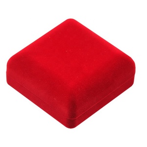 Caja de Regalo de Terciopelo Rojo Más Vendida, Caja para Brazaletes con Acabado Flocado - Product Image 3