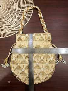 Bolsa Potli Dorada Bordada en Seda con Diseño Geométrico, Hecha a Mano por Artesanos Indios, Forma de Sillín, Cierre con Cordón, 1-1.9L - Product Image 5