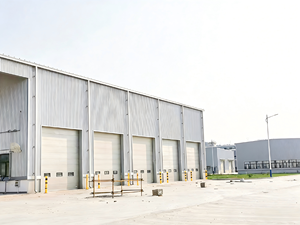 <span class=keywords><strong>Porte</strong></span> <span class=keywords><strong>sectionnelle</strong></span> coulissante industrielle robuste pour hangars d'avions et grandes installations commerciales - Product Image 1