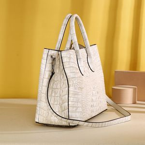 Bolso de hombro grande para mujer con estampado de cocodrilo y diseño de pez, cierre magnético, correa única, estilo moderno para jardín - Product Image 3