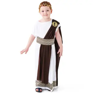 Les garçons de la fête des enfants portent un costume de scène de Toga de la mythologie grecque antique