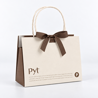 Sac en papier cartonné de luxe rouge et blanc avec poignée torsadée et nœud en ruban de satin, imprimé avec logo personnalisé, écologique, 250 g/m², pour mariage