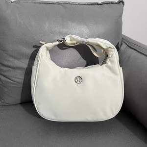 Sac à main en PU imperméable pour femme avec fleurs, logo personnalisé, mode, yoga, exercice, bandoulière, sac à main, sac à main de type dumpling - Product Image 4