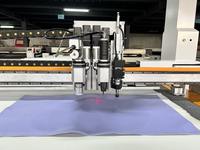Machine de découpe CNC automatique pour la fabrication d'échantillons en carton, papier, vinyle, autocollants et panneaux KT