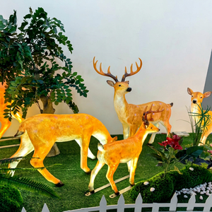 Décoration de Noël en forme de cerf, finition dorée, sculpture de renne en fibre de verre éclairée pour hall d'hôtel et vitrine de magasin - Product Image 1