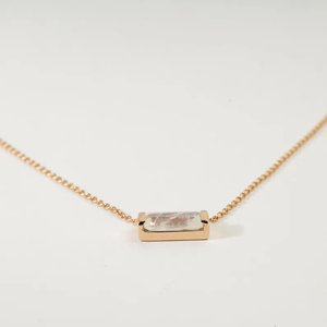 Collier Émeraude Verte Ronde à Trois Pierres, Bijou de Naissance en Or Massif 14K, Pendentif Vert Miniature, Joaillerie Fine de Qualité Supérieure - Product Image 5