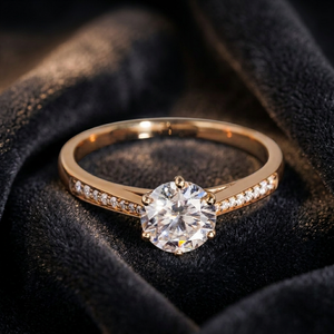 Anillo de Compromiso Clásico con Moissanita de Corte Brillante Redondo para Mujer, Oro Sólido de 18K, Chapado en Oro Rosa, Engaste de Puntas, Banda Pavé - Product Image 1