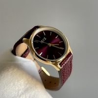 Montre à quartz vintage IEKE Ankela rouge et élégante avec bracelet en cuir rétro pour femmes, montre à quartz de luxe légère et de niche