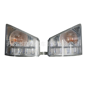 Feux de coin et clignotants Isuzu 700P XT – Pièces de rechange neuves pour camion - Product Image 1