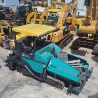 Pavéreuse VOGELE 2100-3L d'occasion avec peu d'heures de fonctionnement, en excellent état et offrant une distribution efficace de l'asphalte pour les travaux routiers