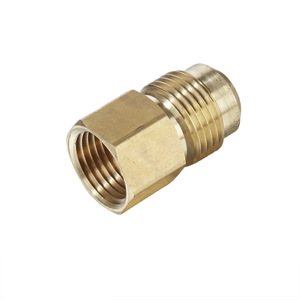 Conector de latón con rosca macho de 1/2 pulgada para uso en fontanería e industrial - Product Image 1
