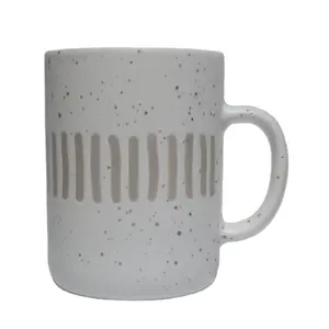 Taza de café de cerámica blanca mate con estampado a mano, con mango de 13 oz, líneas grises cortas y puntos negros, 2020 muestra gratis