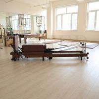 Lit de Pilates pliable professionnel haut de gamme en bois de chêne rouge massif avec finition noyer pour centre de fitness et équipement d'entraînement