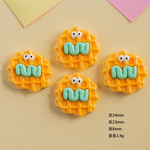 Vente en gros d'omelettes à pain personnalisées, pendentifs plats miniatures en résine pour la fabrication de bijoux - Product Image 2